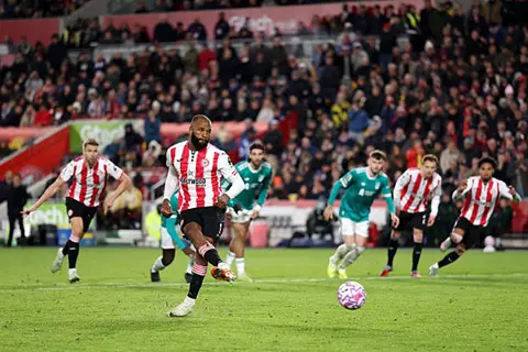 دقيقة بدقيقة (صلاح أساسيا).. ليفربول 1-3 برينتفورد.. إيجور تياجو يسجل (فيديو وصور)